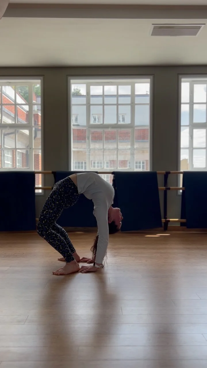 When the hands and feet wanna meet 👣
#backbend #backstretch #flexibilityjourney