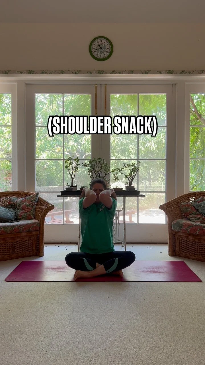 Sunday shoulder snack….break away from your phone/tv for a little shoulder mobility!
✨squeeze the elbows towards each other in front of you and draw as wide a circle as you can, going slower than I am (I sped up the video)
✨squeeze the should