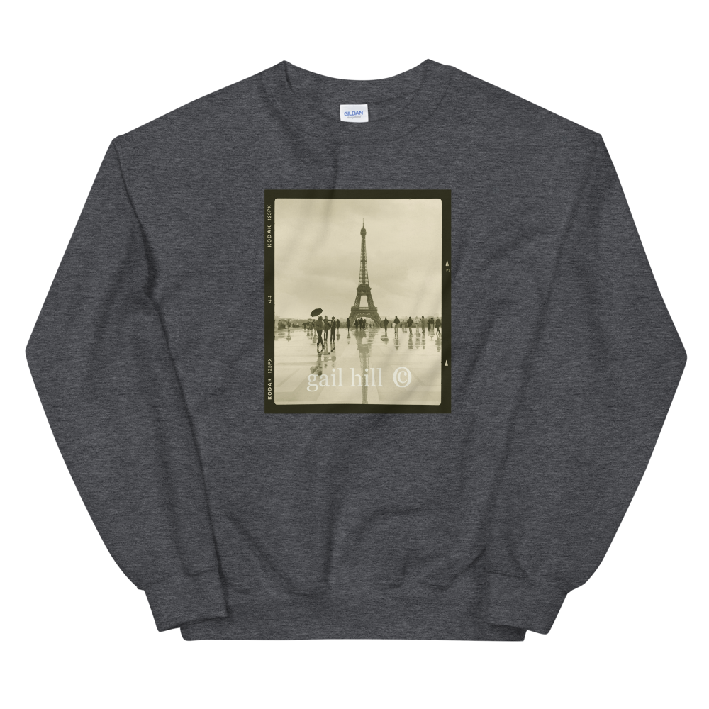 Il-Pleut-al-la-Eiffel-Tower-original-NEED-WITHOUT---300dpi_mockup_Front_Flat_Dark-Heather.png