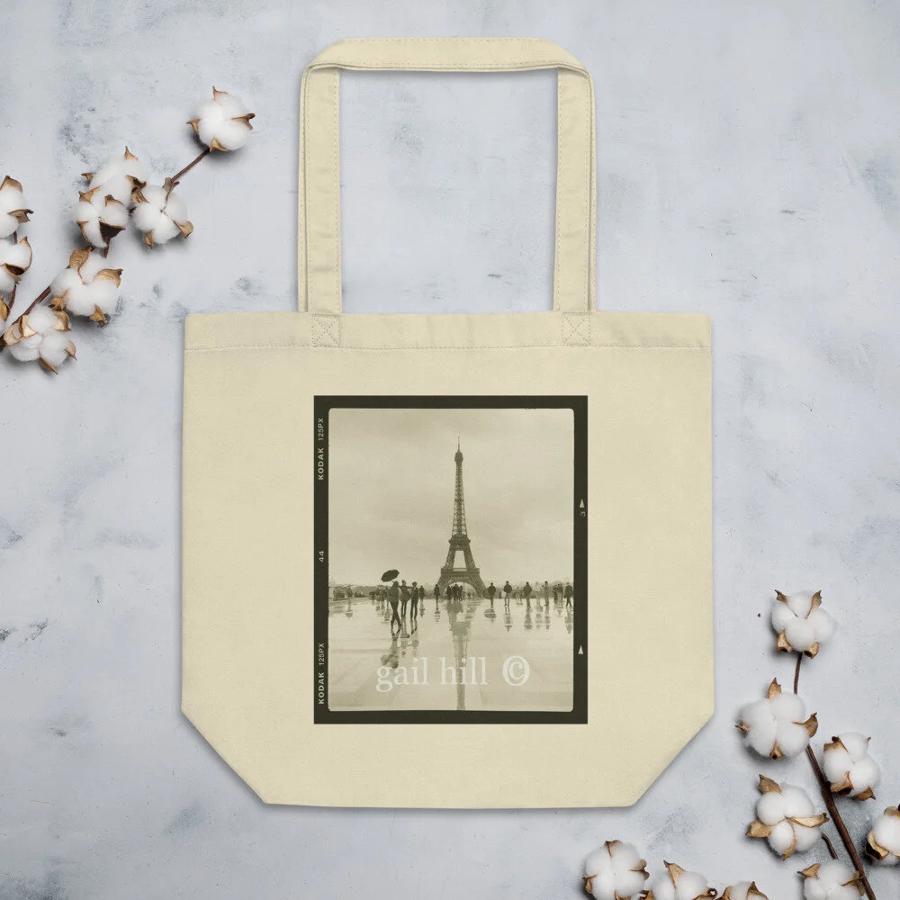 Il-Pleut-al-la-Eiffel-Tower-original-NEED-WITHOUT---300dpi_mockup_Front_Flat-Lifestyle_Oyster.jpg