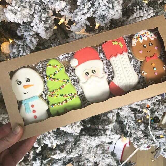 Christmas Eve!! Finally doing some baking for my own family 🤪 but had to show you this tall set - I am in love!! ⛄️🎄🎅🏻