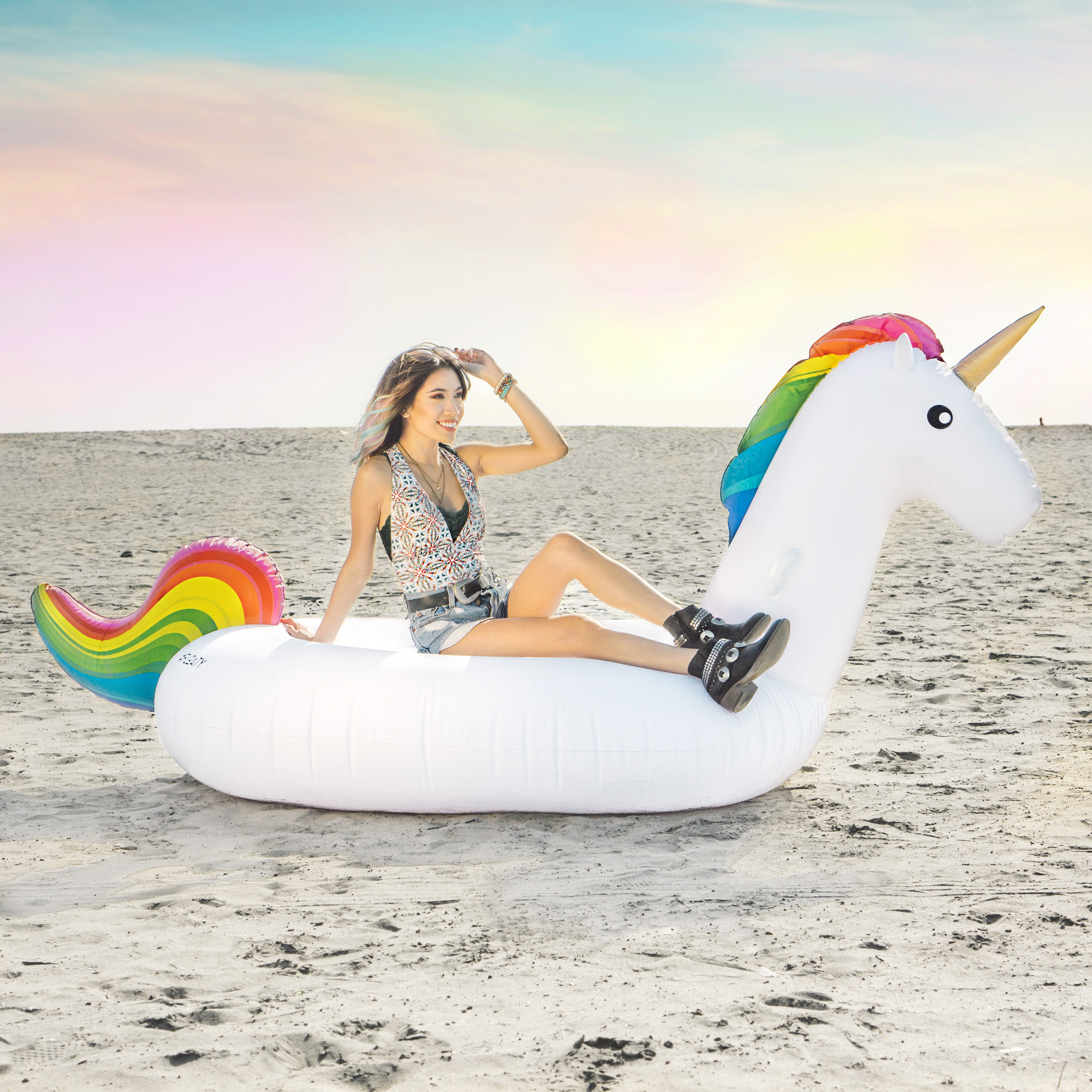   Floaty :  Unicorn floaty  Get a 10% discount with the code: ardentreverie   Swimsuit :  Saraswati V-cut Swimsuit    Shoes :  'Hawthorne' Embellished Bootie  