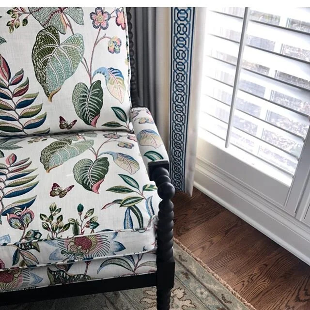 Find a cozy little corner on this chilly morning ❄️❄️ #masterbedroomdesign #textiletuesday #timelessandclassic #mixingoldandnew #nashvilledesigner #jessicajenningsdesign