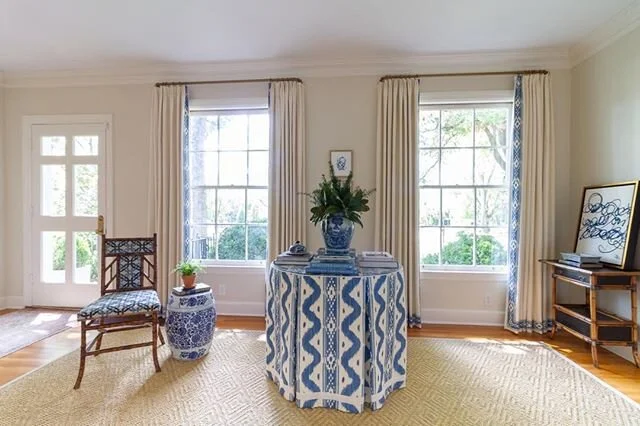 Monday Blues but the sun is still shining☀️💙
&bull;
&bull;
📷: @kristen.mayfield 
Design: @jessicajenningsdesign
#mondayblues #safeathome #blueandwhiteliving #timelessandclassic #nashvilledesign #nashvilledesigner #jessicajenningsdesign