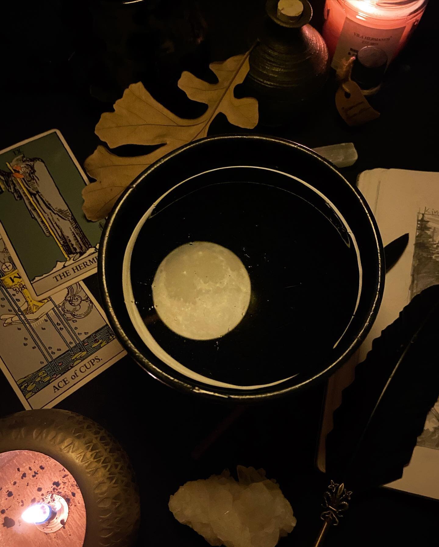 That&rsquo;s the way it goes 🌙🌑 Anyone else very ready for the new moon? #pottery #lunarphases #newmoonvibes #scryingbowl #moonlit #darkdecor #pottersofinstagram #tarot #darkacademia