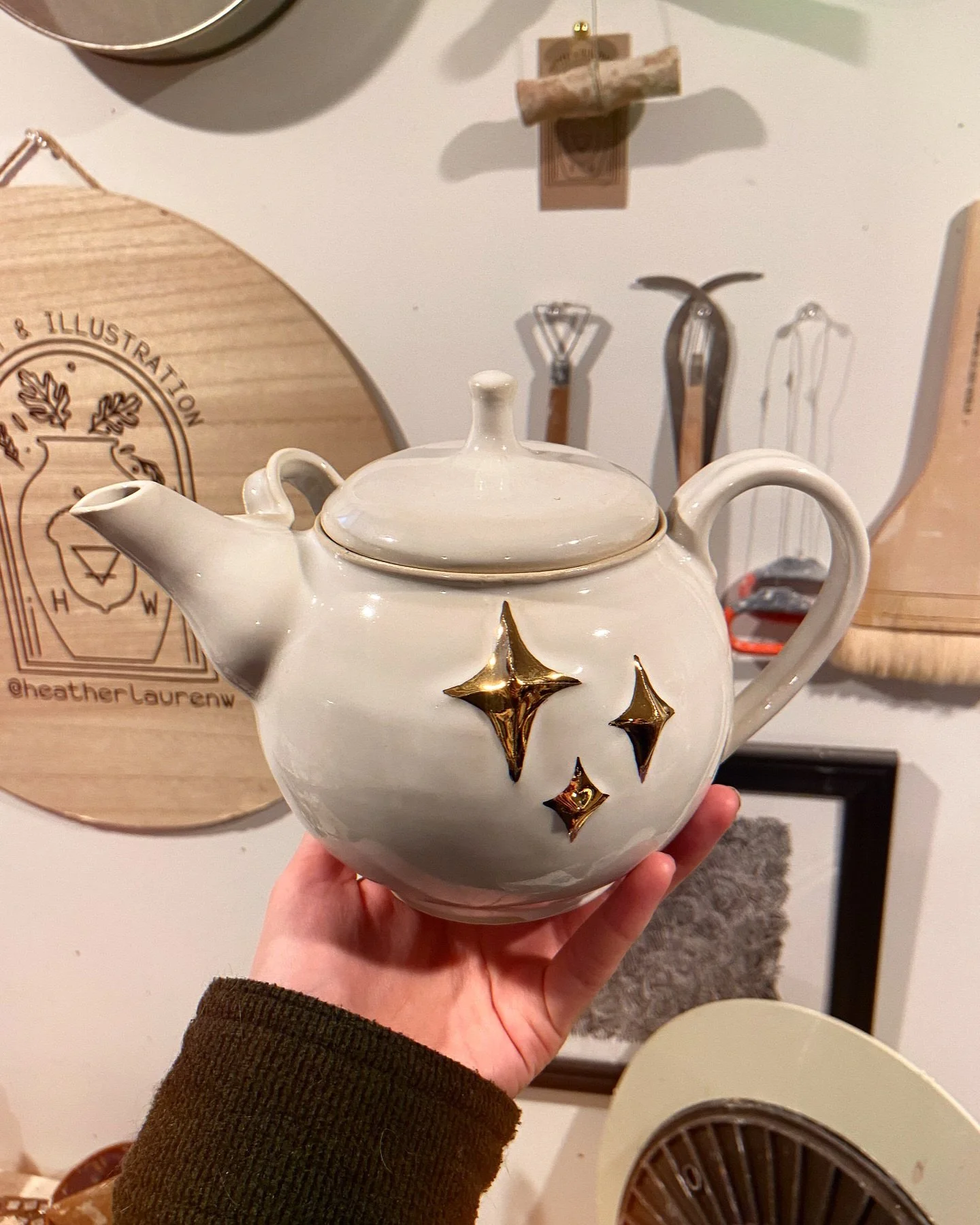 I low-key smudged the lustre on the other side of this teapot but hey&hellip; at least one angle looks okay lol 😅