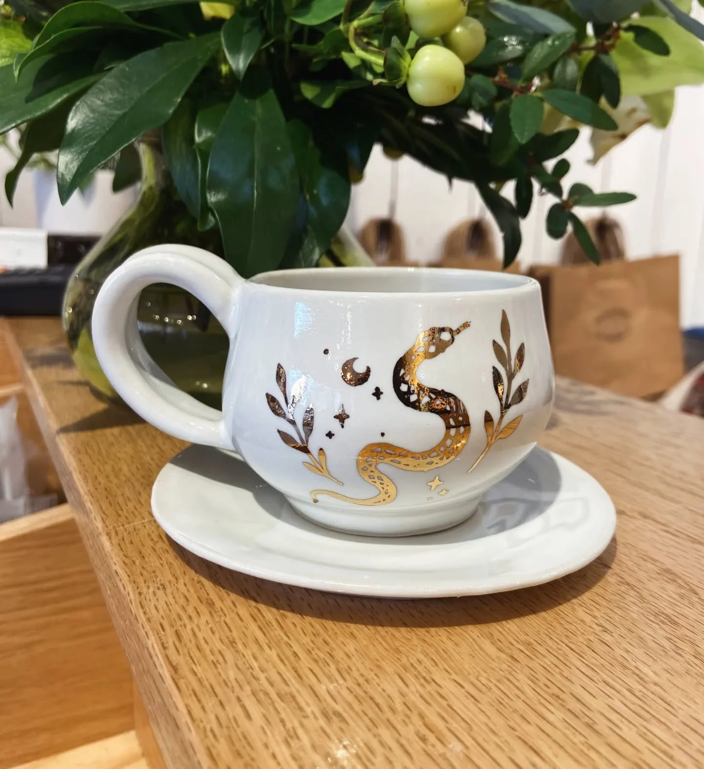 🐍🌿💚🌿💚
Second photo credit to the talented @simonworobec
.
.
.
.
#potterystudio #pottery #ceramics #porcelain #goldlustre #handmadeyxe #yxeartist #madeinsaskatchewan