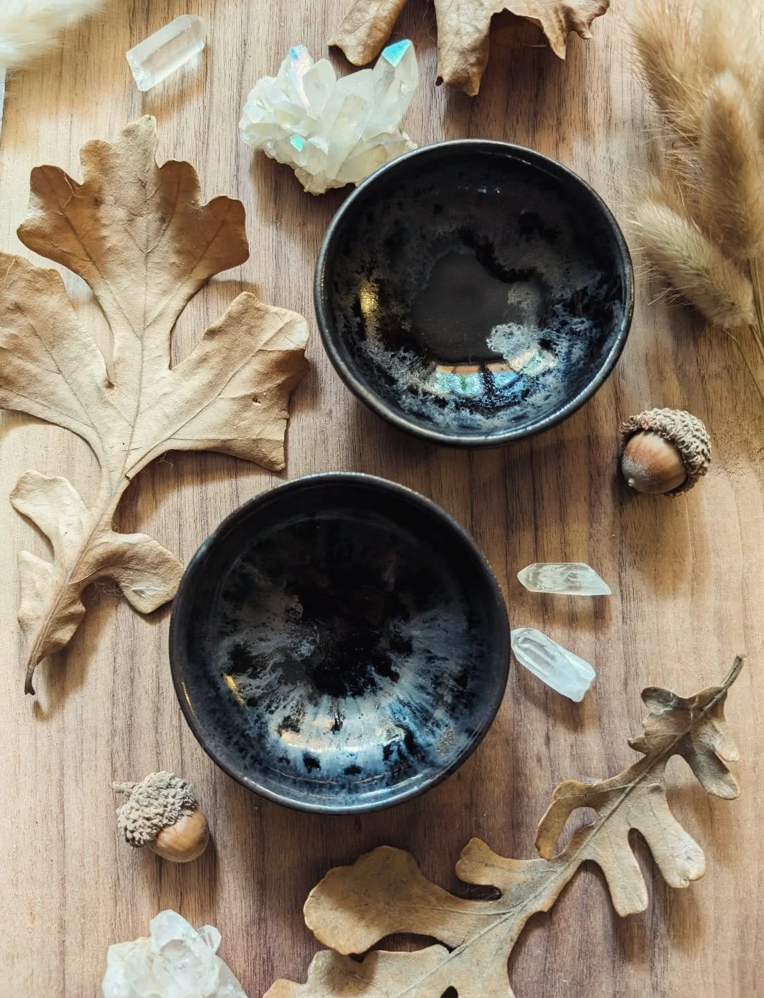 Sometimes the oil-spot effect on my black twnmoku glaze comes out juuusst right, like with these tiny bowls (for your tiny trinkets or snacks) ✨✨✨
.
.
.
#potterystudio #potteryglaze #pottery #ceramicstudio #yxeartist #witchaesthetic #herbalism #oakle