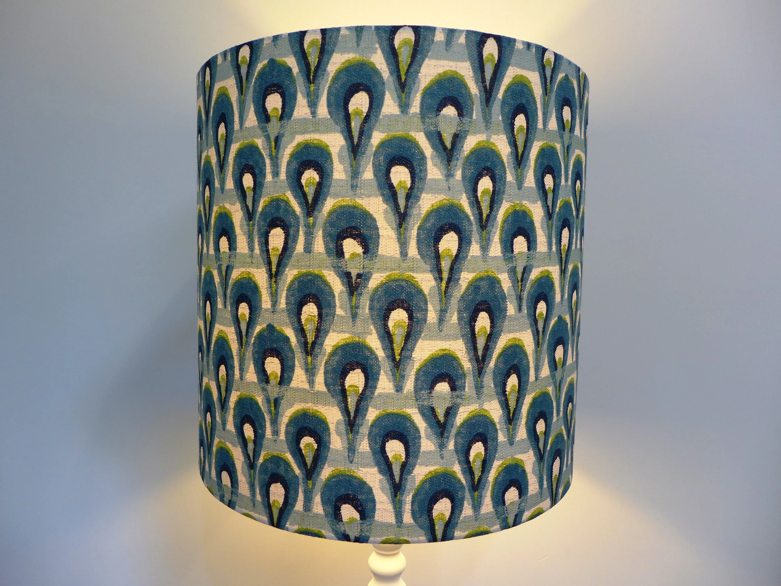 Peacock Lamphade Lge.JPG
