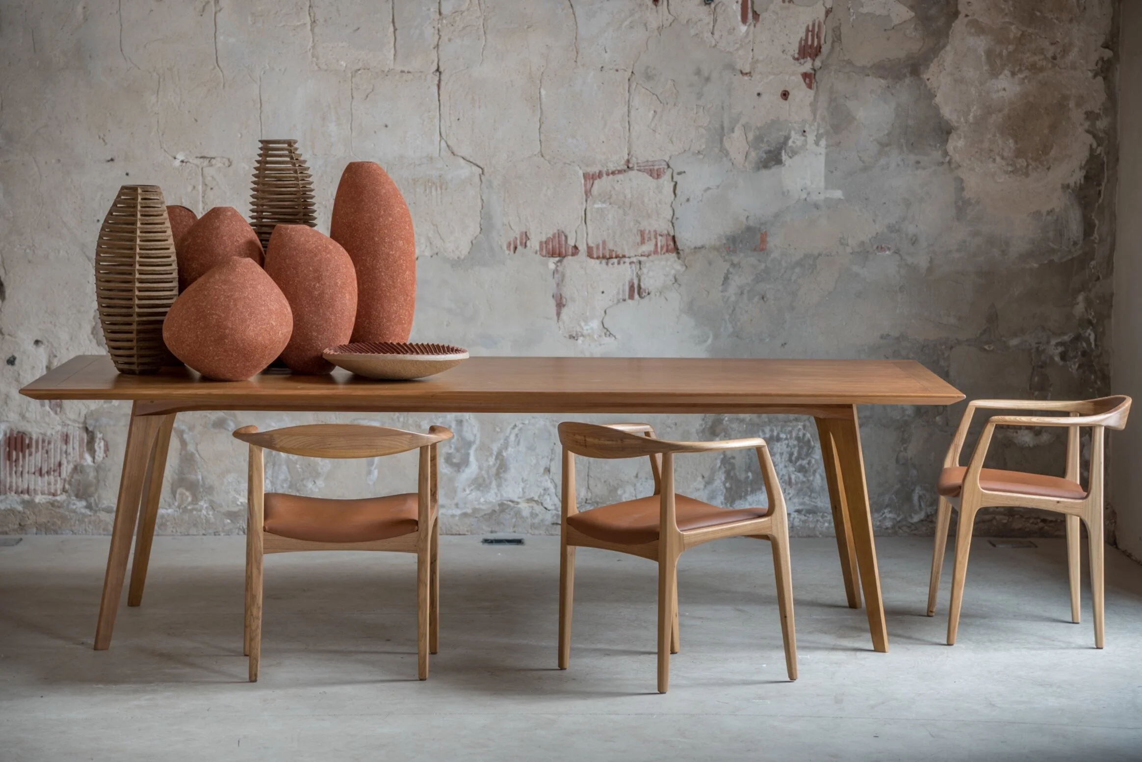 Sossego_JULIETA+ARMCHAIRS%2C+AMSTERDAM+TABLE%2C+VAZADO+SCULPTURES%2C+FRISOS+CENTERPIECE%2C+SCULPTURAL+VASES%2C+SMOOTH+SHELL+VASES.jpg