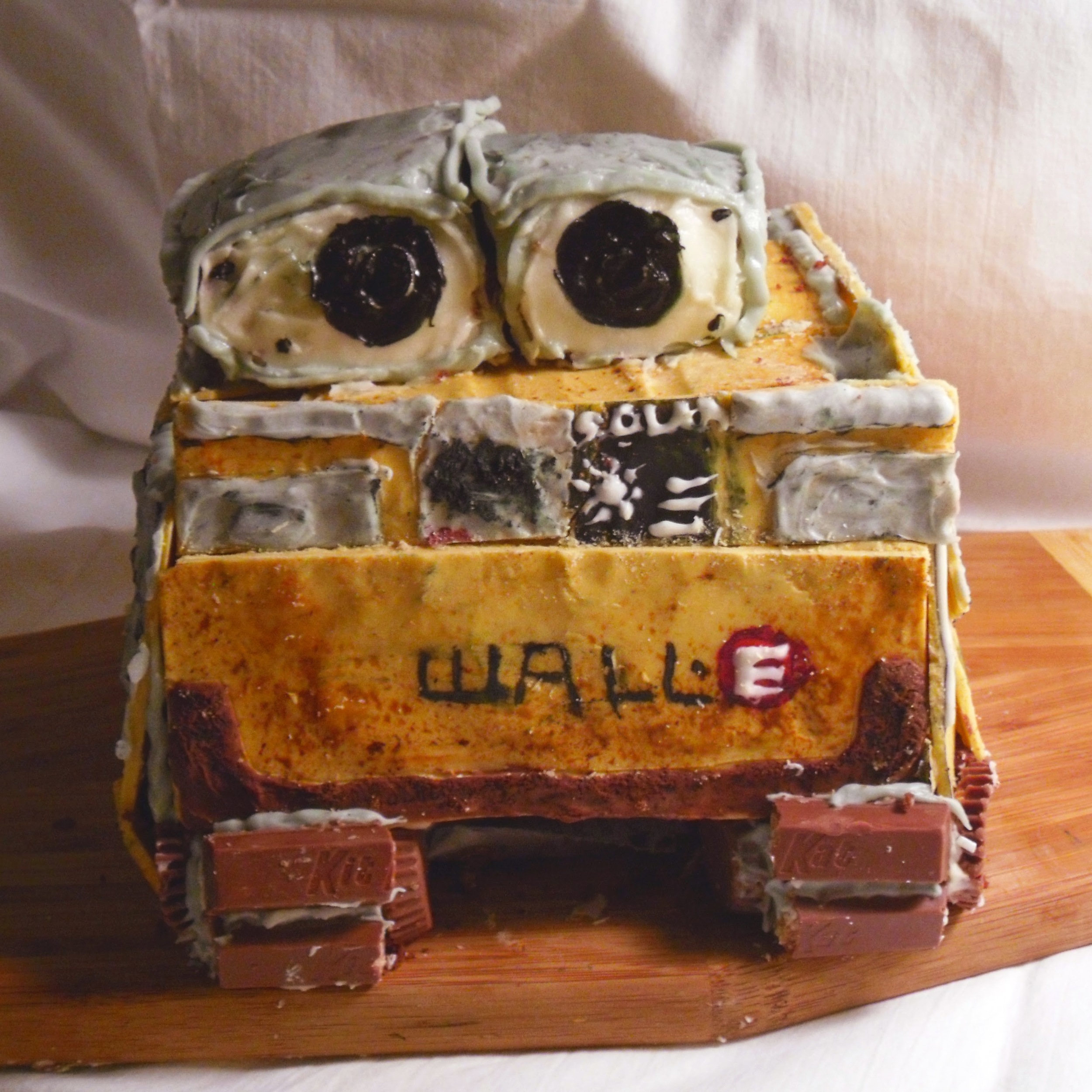 Wall-e cake