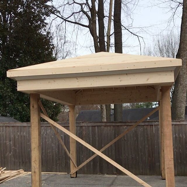Fun little Christmas Carport for @colemanandowenconstruction 
Couldn&rsquo;t have done without Wes Leyshon Carpentry. 
Sure do miss @redeemed_outdoors_ 
Anyone seen Fran lately?
..............
(Last slide)  Back the hip or drop the hip?
.............