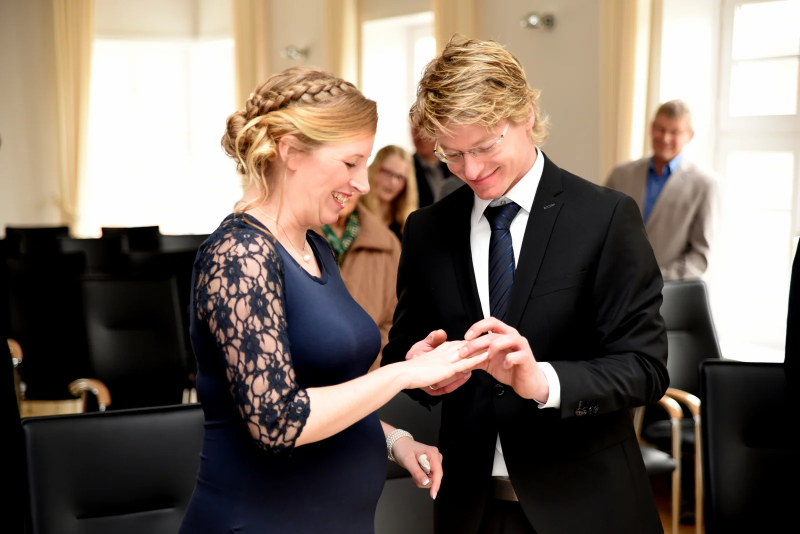 Die Ringe werden angesteckt.