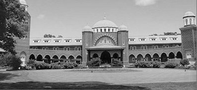 It is easy to forget you came to play golf when you arrive at the Moorish-styled Medinah clubhouse.