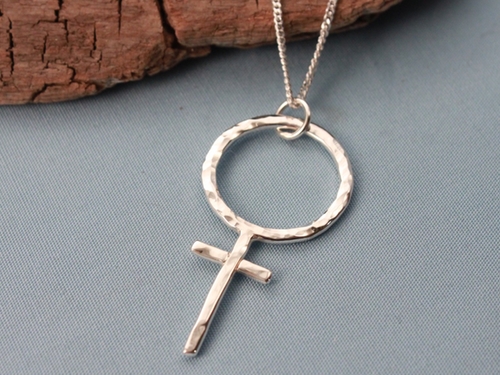 Hos Eljest finns flera olika smycken som Leena har gjort, bland annat ringar, armband och berlocker med kvinnotecknet.