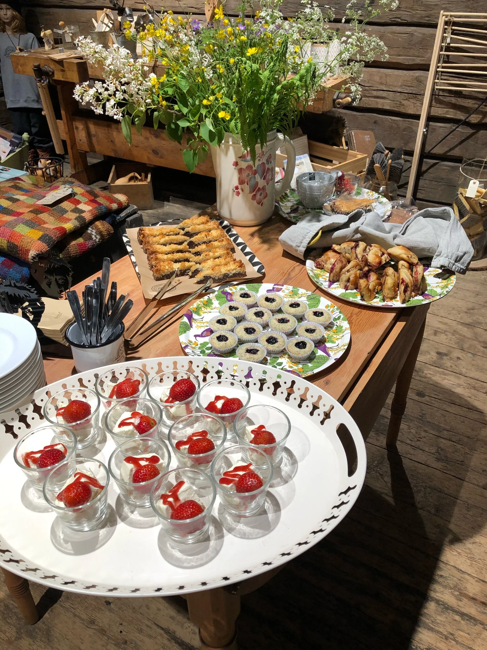Norrländskt FikaFikabuffe för en arbetsgrupp som ville träffas i en inspirerande miljö.Pris från 150 kr / person.