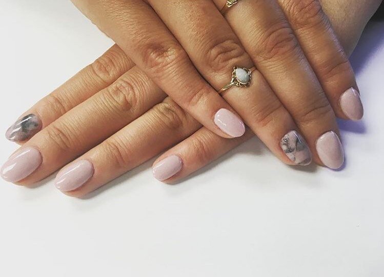 Loving this marble moment, cute and subtle. 

#opiobsessed #naildesigns #phillynailtech