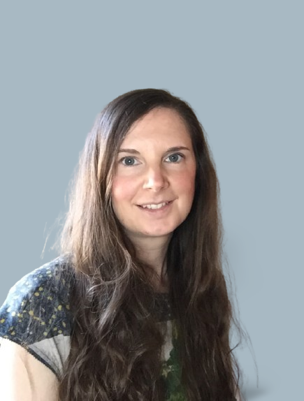 Kira Bradbeer EMDR  Therapist, with a leafy design and a circular green border around her.