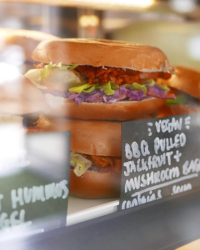 VEGAN PULLED PORK? yuuup!🐷❌ Our new BBQ pulled jackfruit and mushroom bagels are here to stay! Made with our own vegan coleslaw, tomato and lettuce.