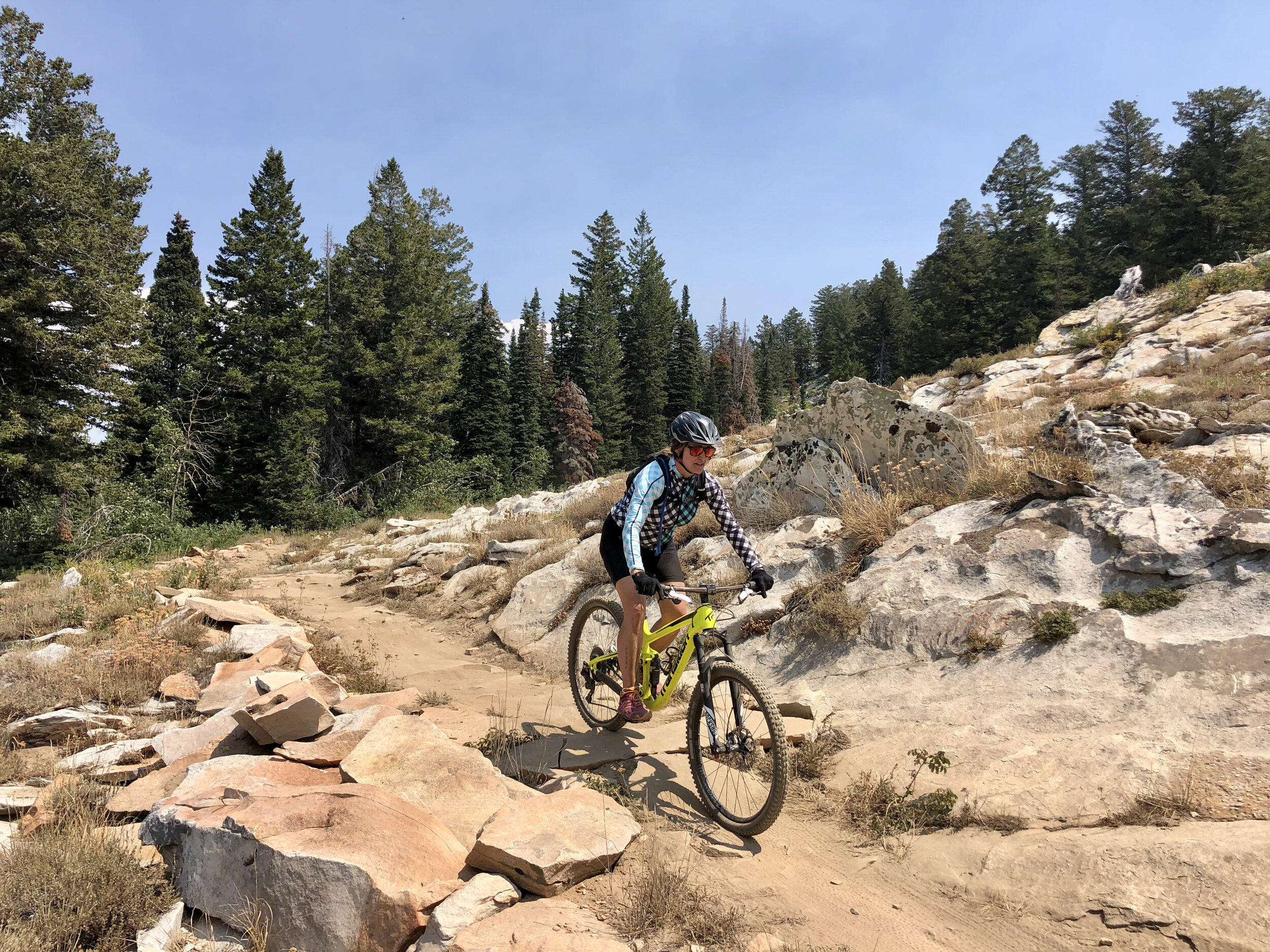 What kind of terrain is suitable for beginner mountain e-bike riders?