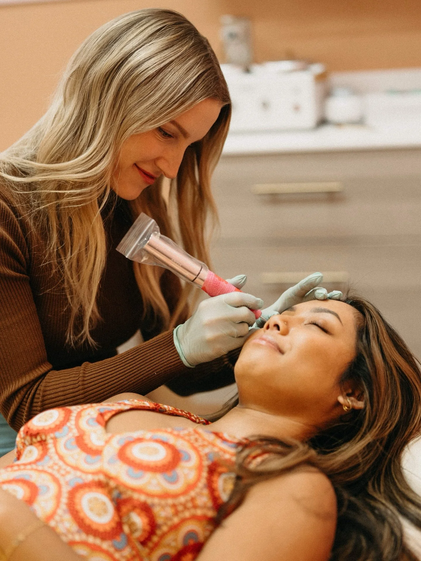 Happy Friday y’all βοΈπ§‘βοΈ
πΈ @amandacleveland.photo 
#boulderbrows #focobrows #fortcollinsbrows #foco #fortcollins #noco