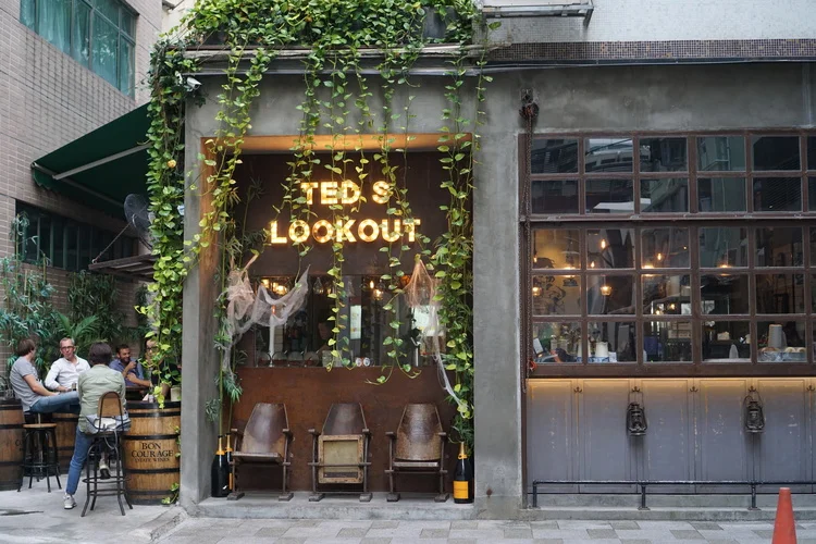 Tucked away at the end of Moon Street is Ted's Lookout bar - they serve bar food and have outdoor seating!