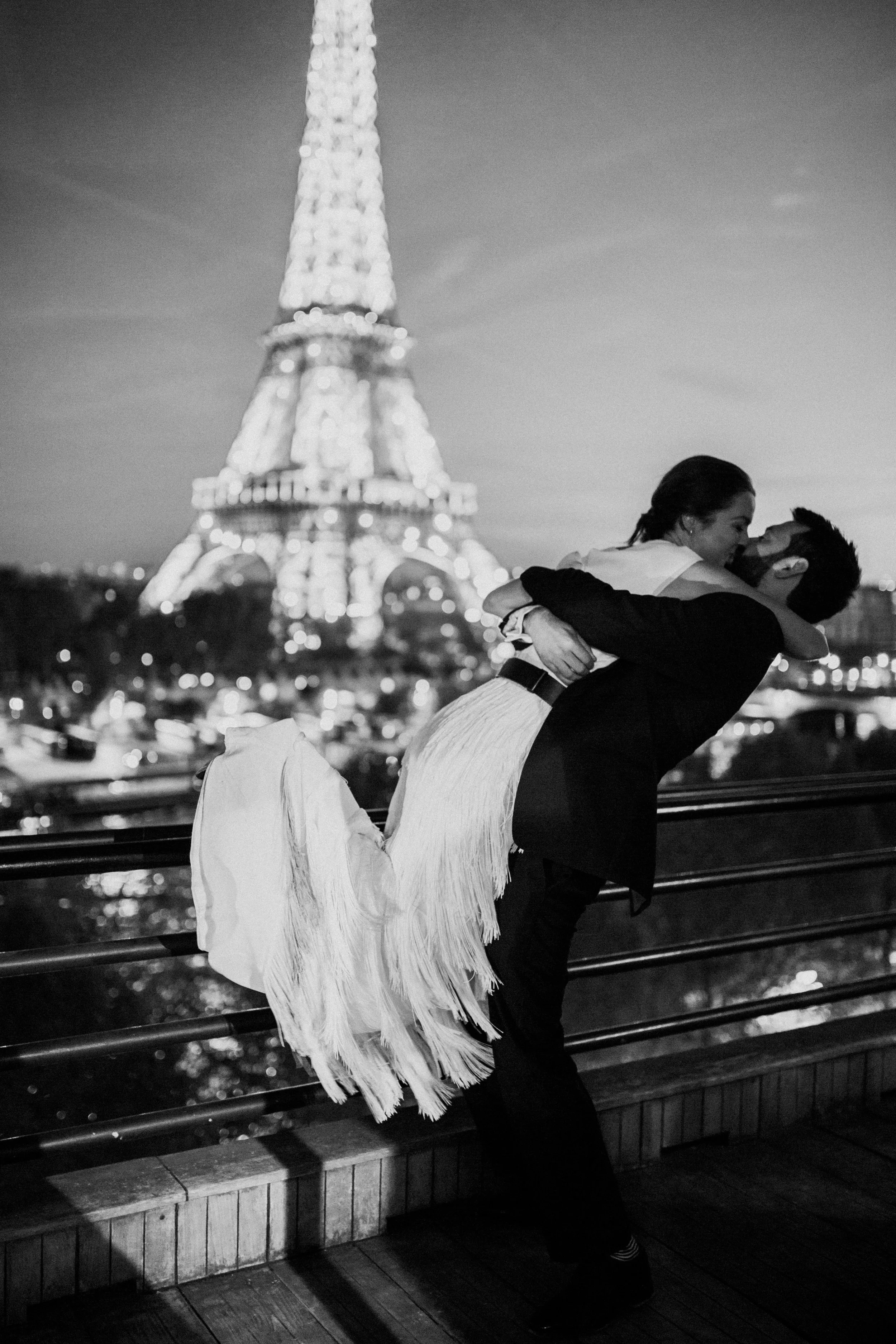 Destination wedding in Paris in front of the Eiffel Tower