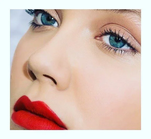 💄Get The Red Look💄
.
.
Creating full look with the gorgeous products from @inikaorganic 
Makeup by @danielle_everitt_mua 
Photography @andythomas_uk 
Model @xomudwalrus @romtheatrearts .
#vegan #vegancosmetics #portfolio #makeupartist #redlip #beau