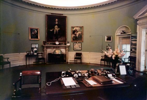 Truman Oval Office.jpg