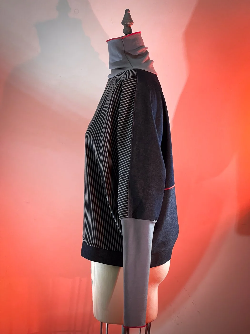 MACHIN-MACHINE-AVEC-blouse-rouge-7.jpg