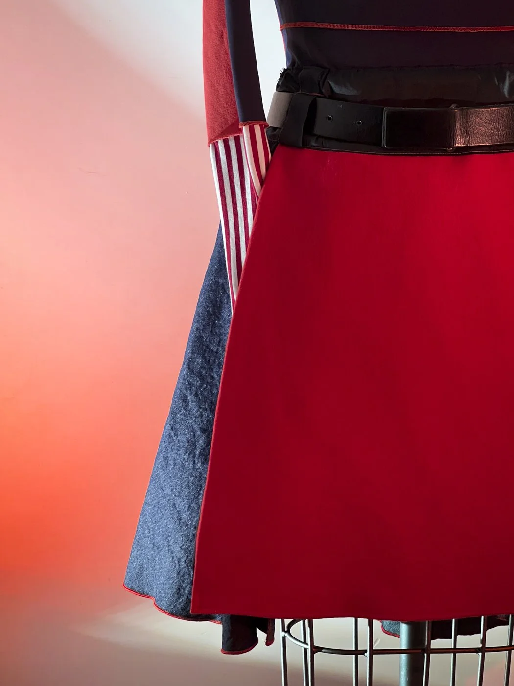 MACHIN-MACHINE-AVEC-jupette-rouge-1.jpg