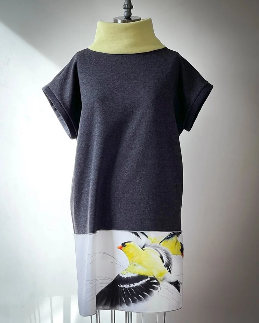 -
Pour en finir avec l'hiver,
Pour annoncer le printemps,

Les Chardonnerets sont l&agrave; :

Une tunique :
La tunique_oblique, une variation du d&eacute;bardeur : &agrave; porter comme &ccedil;a, ou comme ci sur un jersey assorti, ou contrast&eacut