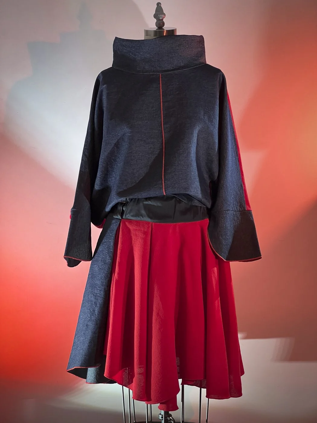 MACHIN-MACHINE-AVEC-jupette-rouge-12.jpg