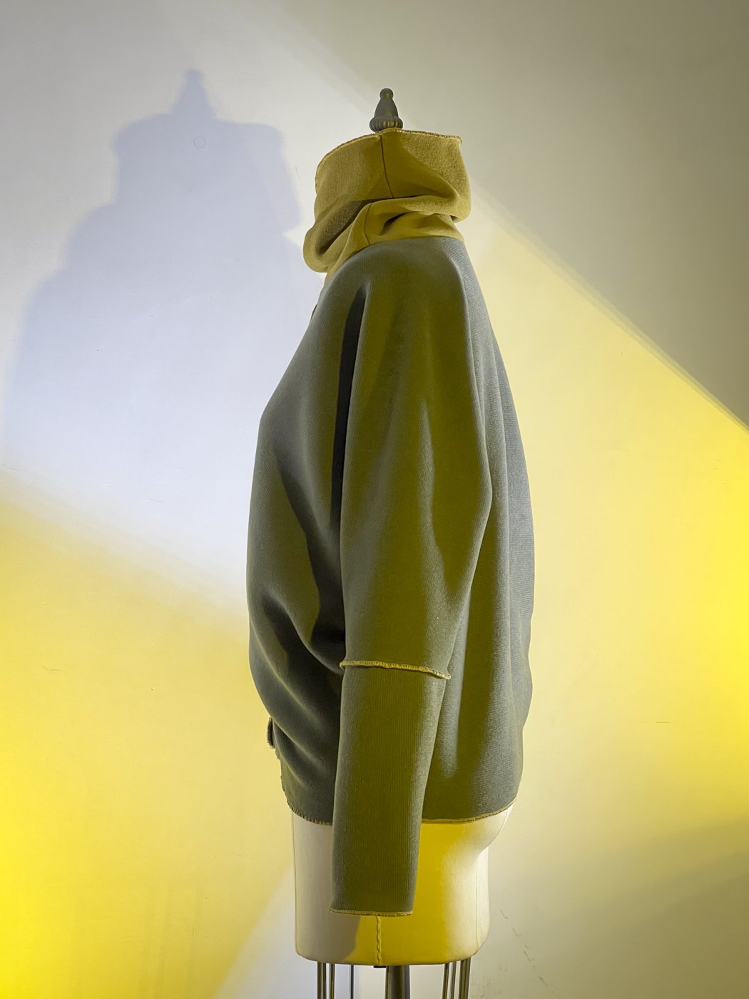 MACHIN-MACHINE-AVEC-pull-jaune-14.jpg