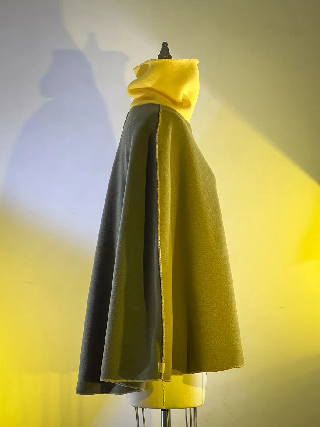 MACHIN-MACHINE-AVEC-pull-jaune-1.jpg