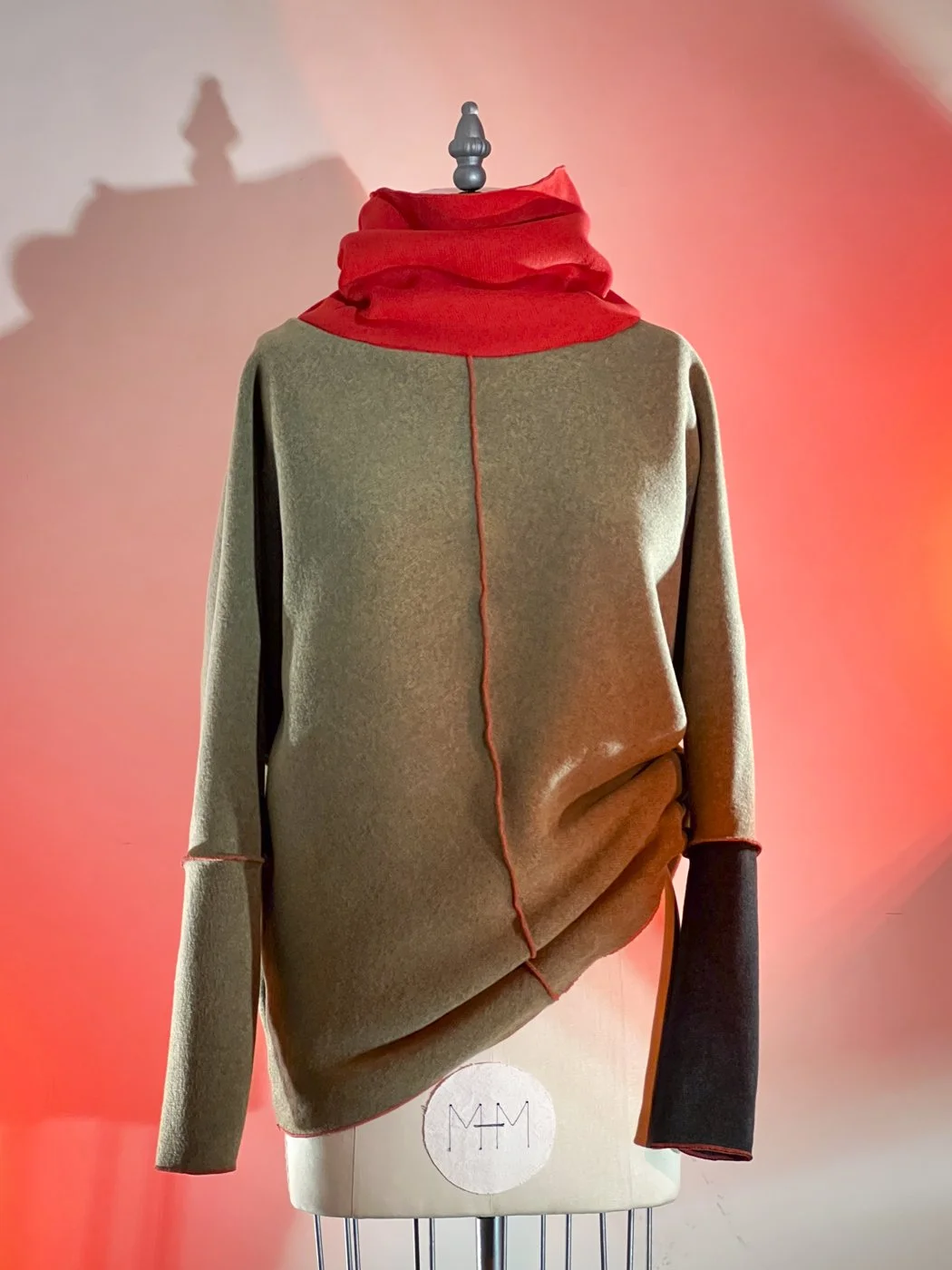 MACHIN-MACHINE-AVEC-pull-rouge-rose-6.jpg