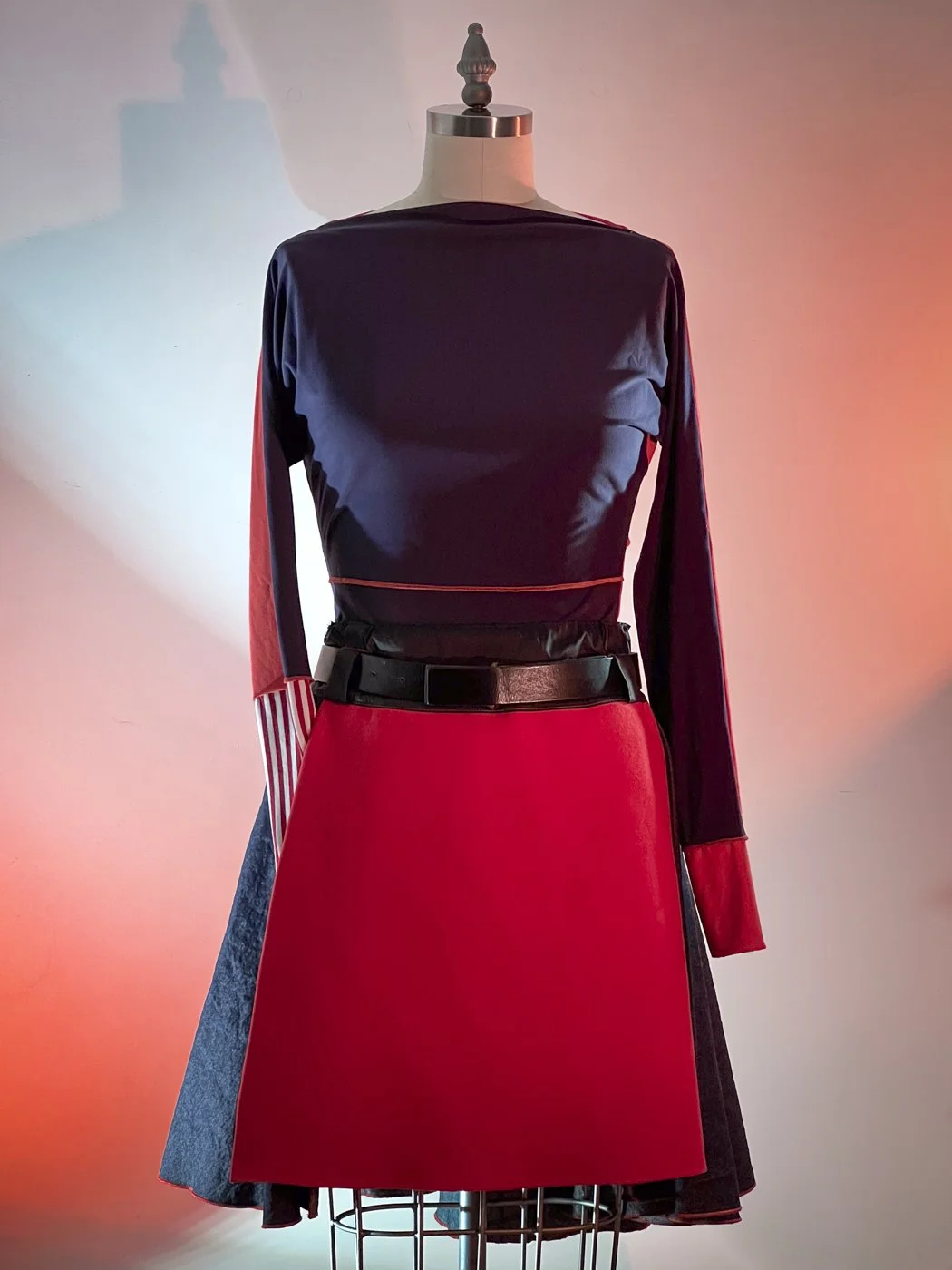 MACHIN-MACHINE-AVEC-jupette-rouge-6.jpg