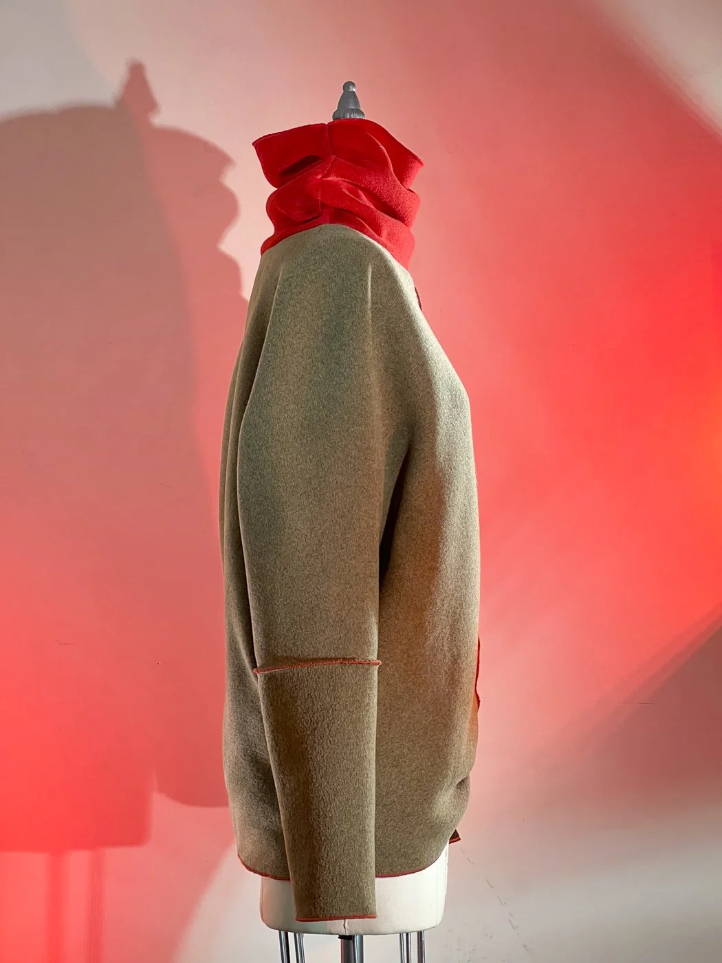 MACHIN-MACHINE-AVEC-pull-rouge-rose-9.jpg