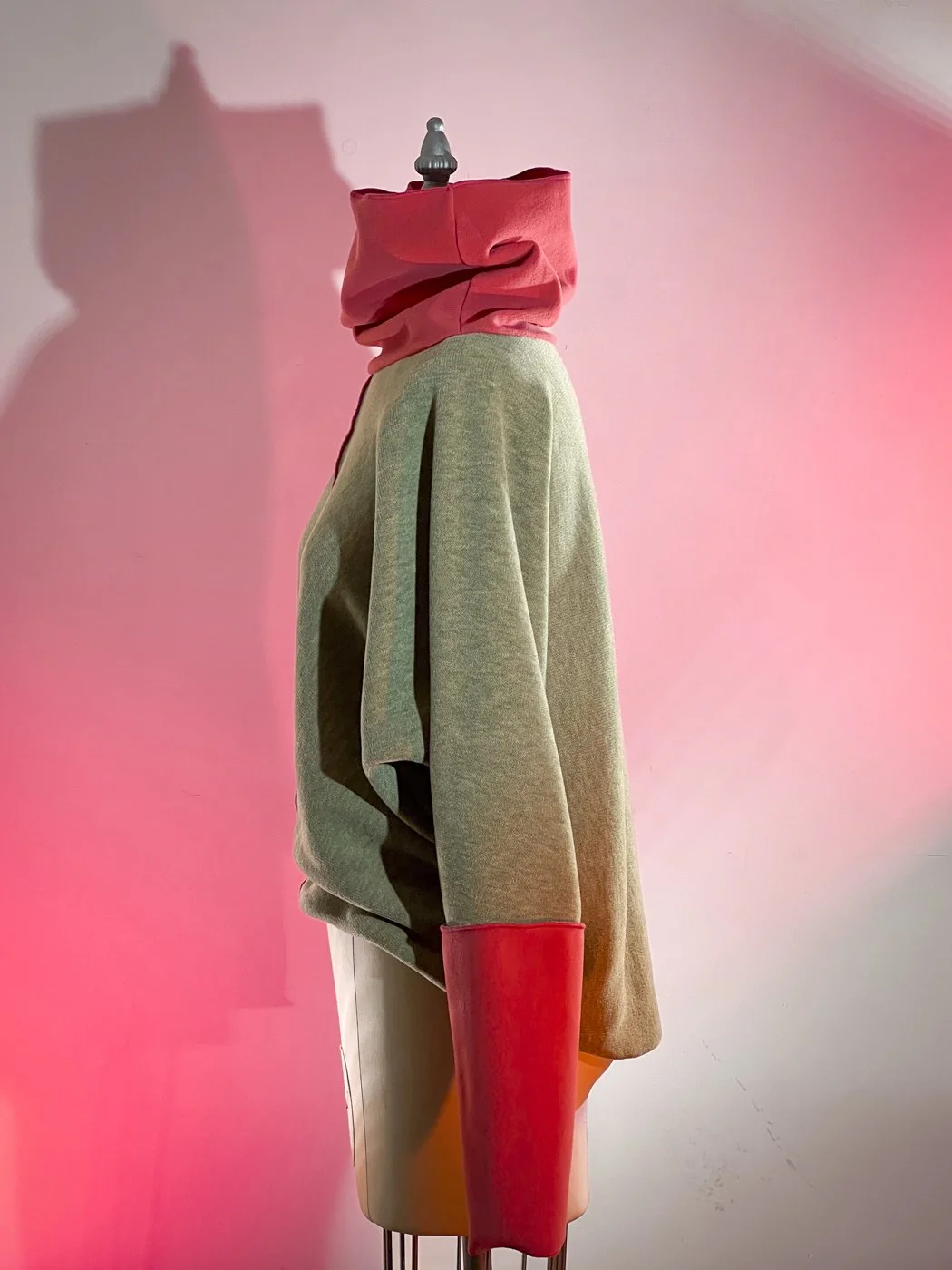 MACHIN-MACHINE-AVEC-pull-rouge-rose-21.jpg