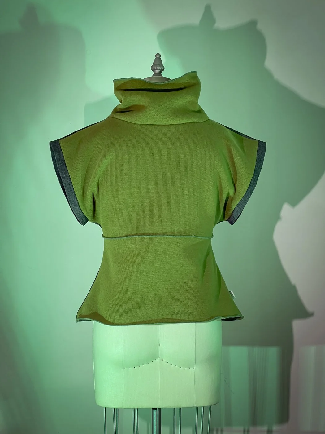 MACHIN-MACHINE-AVEC-débardeur-vert-9.jpg