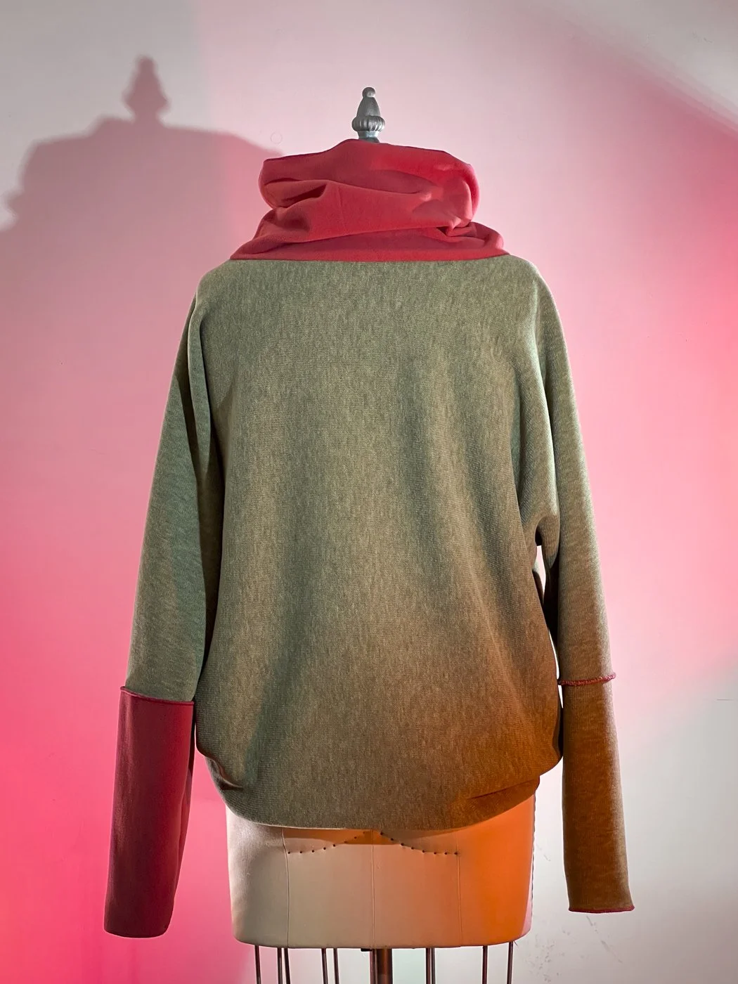 MACHIN-MACHINE-AVEC-pull-rouge-rose-20.jpg