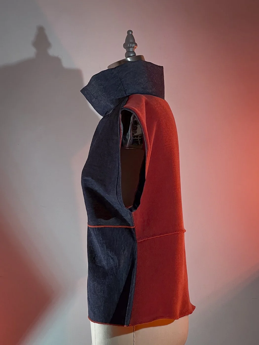 MACHIN-MACHINE-AVEC-débardeur-rouge-rose-2.jpg