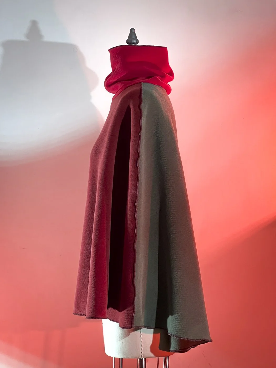 MACHIN-MACHINE-AVEC-pull-rouge-rose-3.jpg