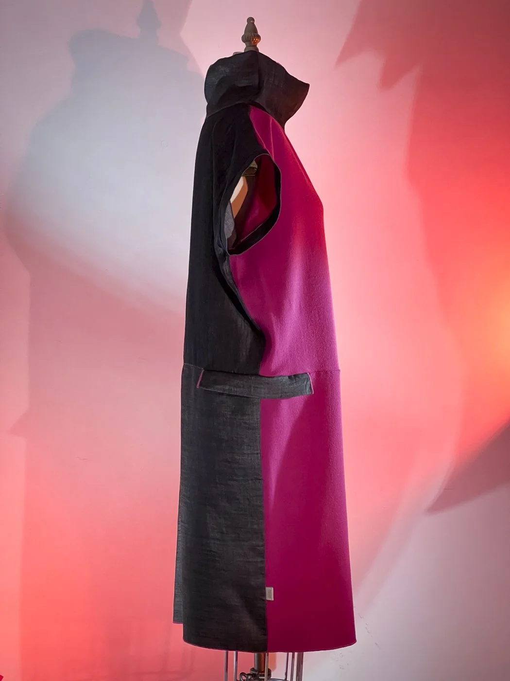 MACHIN-MACHINE-AVEC-robe-rose-2.jpg