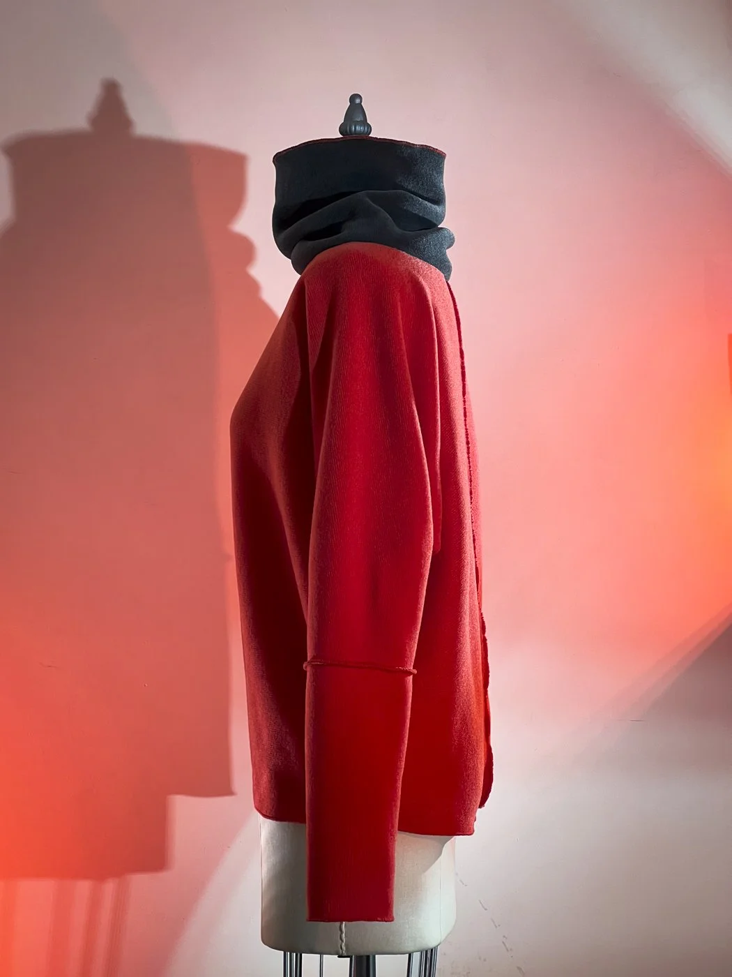 MACHIN-MACHINE-AVEC-pull-rouge-rose-14.jpg