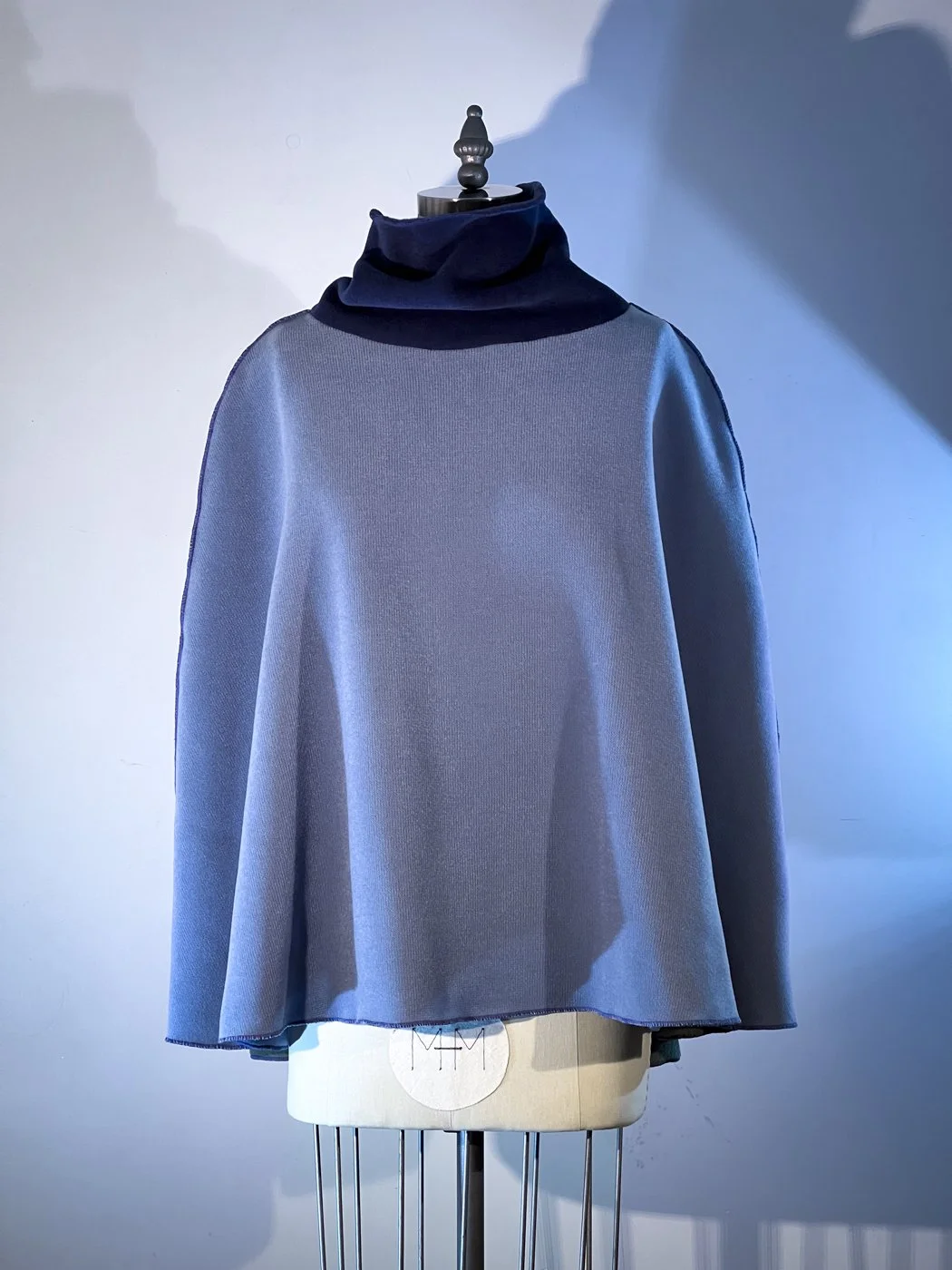 MACHIN-MACHINE-AVEC-pull-violet-1.jpg