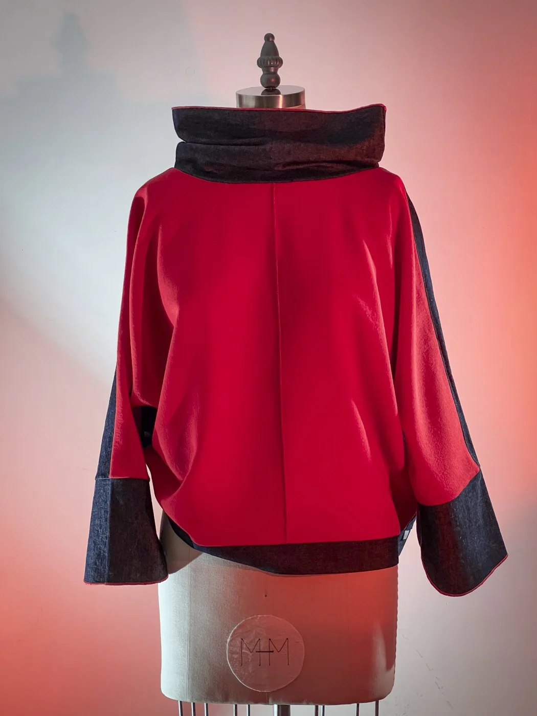 MACHIN-MACHINE-AVEC-blouse-rouge-2.jpg