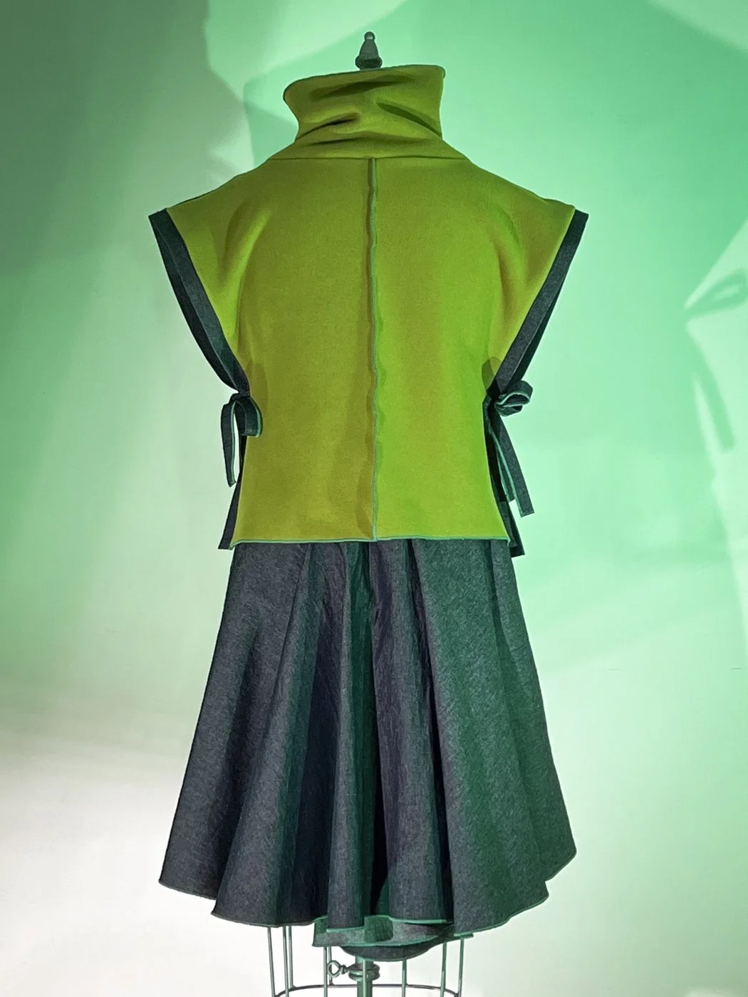 MACHIN-MACHINE-AVEC-débardeur-vert-4.jpg