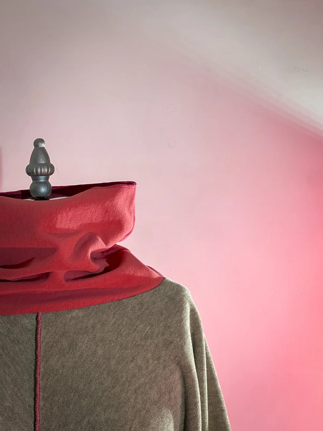 MACHIN-MACHINE-AVEC-pull-rouge-rose-24.jpg
