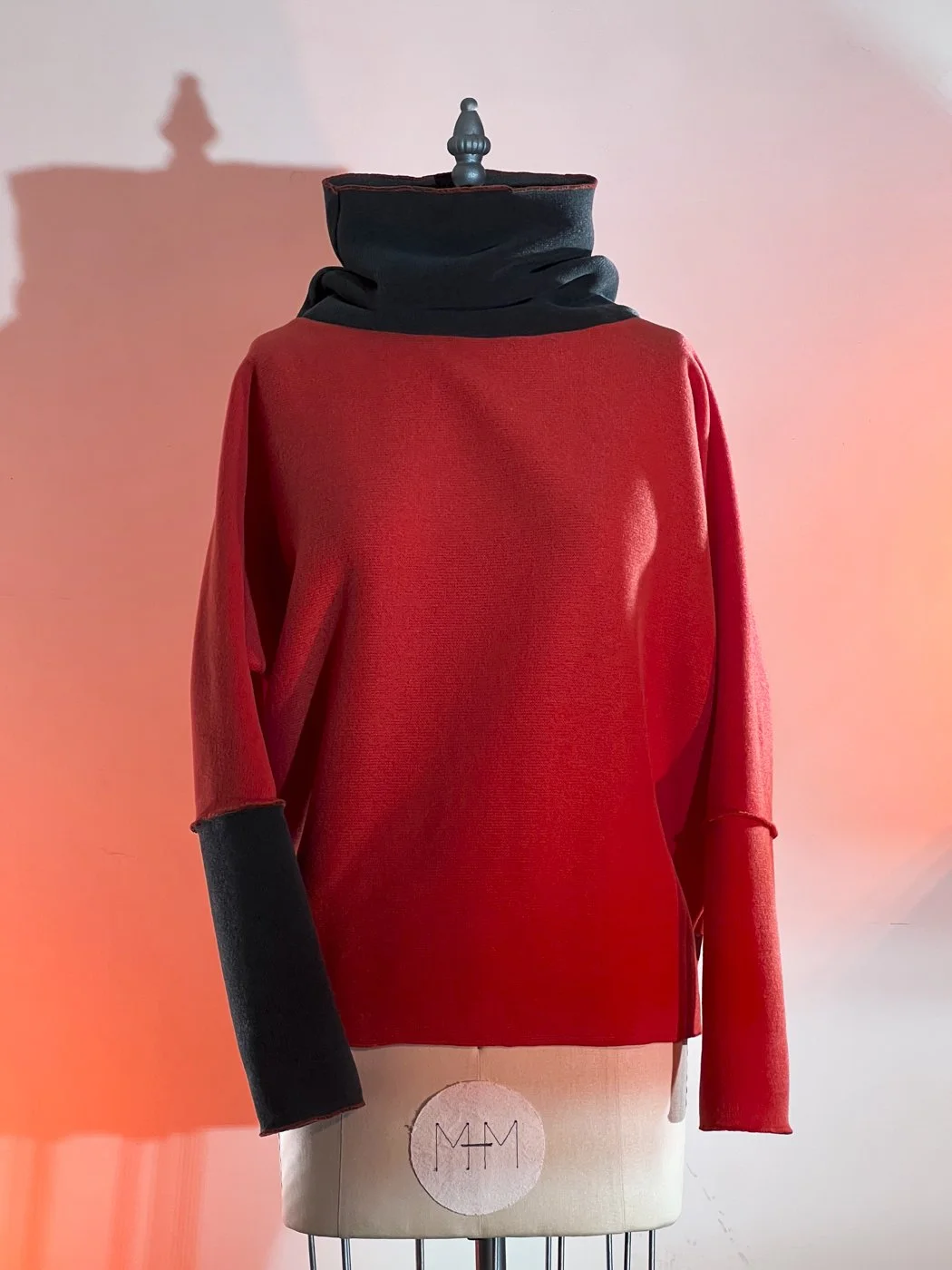 MACHIN-MACHINE-AVEC-pull-rouge-rose-15.jpg